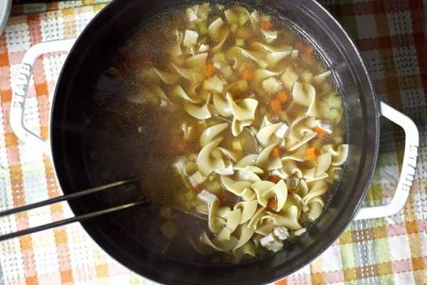 Куриный суп с лапшой и сельдереем