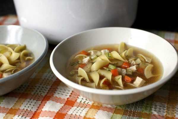 Куриный суп с лапшой и сельдереем