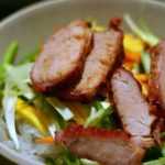 Салат с фунчозой и жареной свининой - просто и вкусно на каждый день