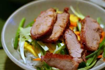 Салат с фунчозой и жареной свининой - просто и вкусно на каждый день