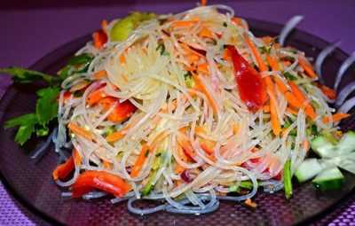Салат с фунчозой и овощами