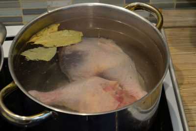 Как и сколько минут варить куриные окорочка для супа, салата, тушить для второго