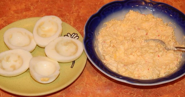 Фаршированные яйца со шпротами