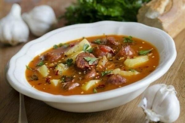 Испанский суп с охотничьими колбасками на курином бульоне, рецепт с фото