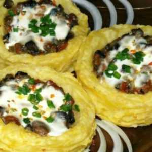 Картофельные гнезда с шампиньонами в сметанном соусе, рецепт с фото