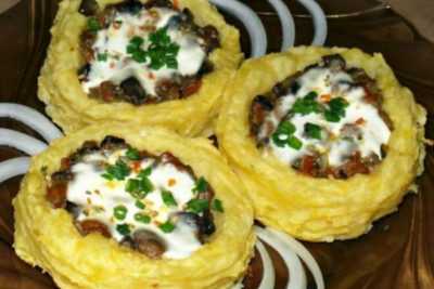 Картофельные гнезда с шампиньонами в сметанном соусе, рецепт с фото