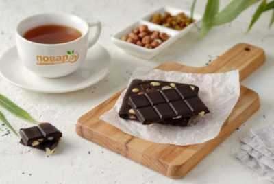 Домашний горький шоколад с фундуком и изюмом