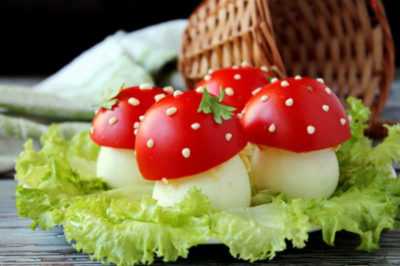 Фаршированные яйца "Мухоморы" с томатами