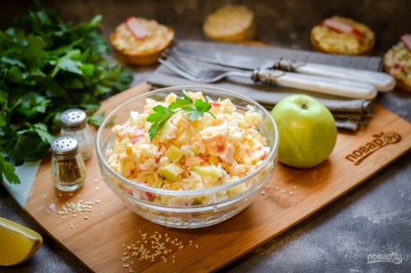 Крабовый салат с рисом и яблоком - просто,вкусно - фоторецепт пошагово