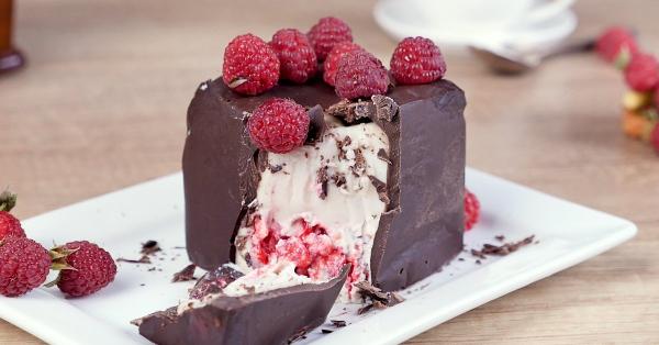 Шоколадный десерт с малиной