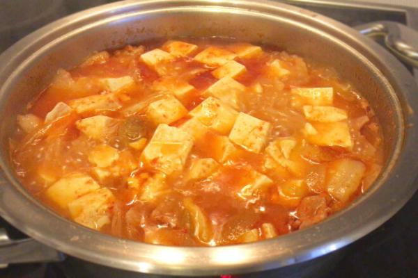 Острый корейский суп Кимчи Тиге со свининой и кимчи, рецепт с фото и видео