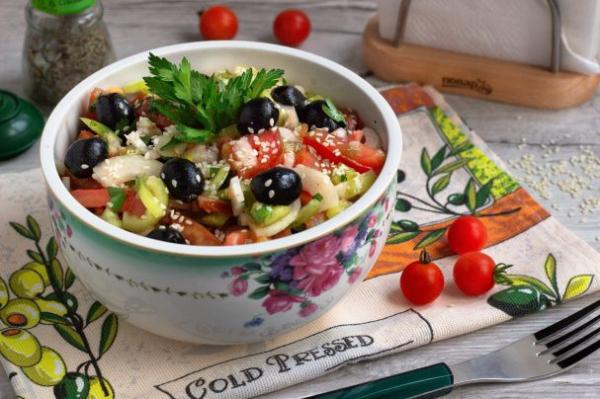 Овощной салат с маслинами и кунжутом - пошаговый рецепт