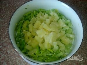 Салат из сельдерея с ананасом - пошаговый рецепт