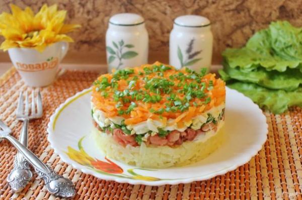 Слоеный салат с копченой горбушей - просто,вкусно - фоторецепт пошагово
