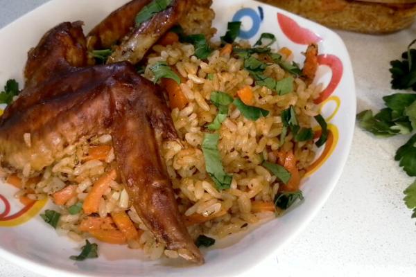 Рис с овощами и куриными крыльями в духовке, рецепт с фото и видео