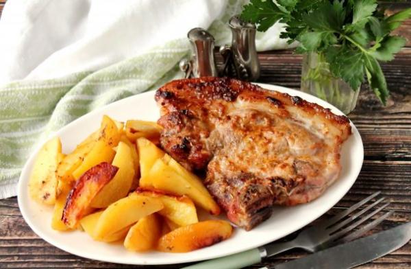 Мясо на косточке с картошкой в духовке - просто,вкусно - фоторецепт пошагово