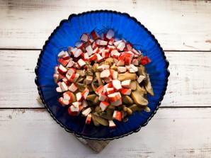 Салат с фасолью, грибами и крабовыми палочками