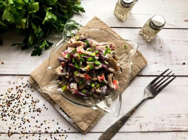 Салат с фасолью, грибами и крабовыми палочками - просто,вкусно - фоторецепт пошагово