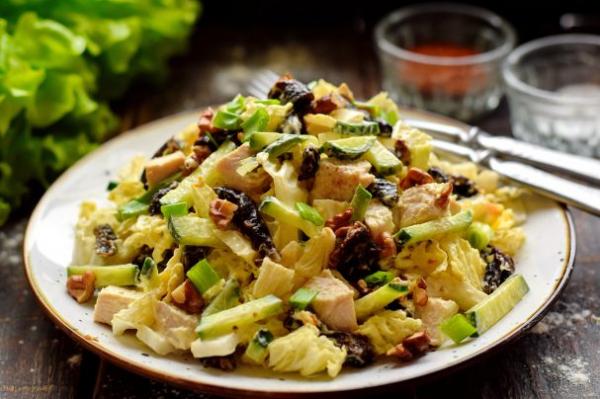 Салат с курицей, пекинской капустой и черносливом - просто,вкусно - фоторецепт пошагово