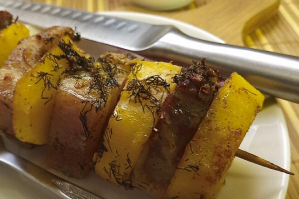 Картофель с грудинкой на шпажках в духовке, рецепт с фото и видео