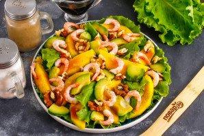 Салат с авокадо, манго и креветками