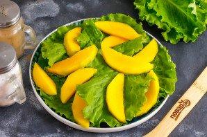Салат с авокадо, манго и креветками
