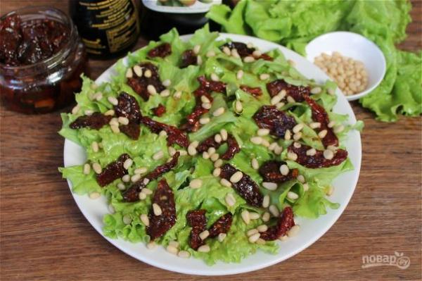 Салат с кедровыми орешками и вялеными помидорами - просто,вкусно - фоторецепт пошагово