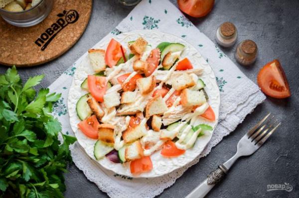 Салат с курицей и сухариками - просто,вкусно - фоторецепт пошагово