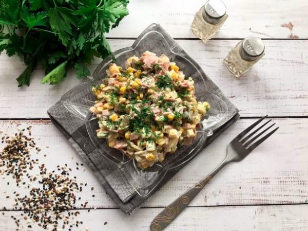 Салат с ветчиной, шампиньонами и кукурузой - просто,вкусно - фоторецепт пошагово