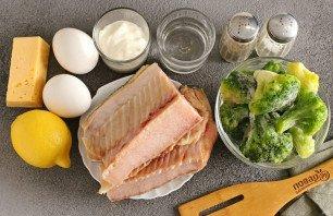 Запеканка с брокколи и лососем