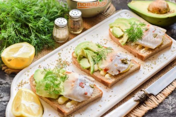 Бутерброды с авокадо и селедкой - просто,вкусно - фоторецепт пошагово