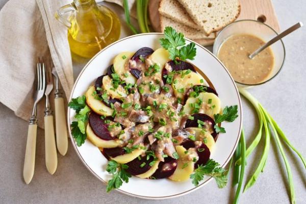 Салат из копченой рыбы - просто,вкусно - фоторецепт пошагово