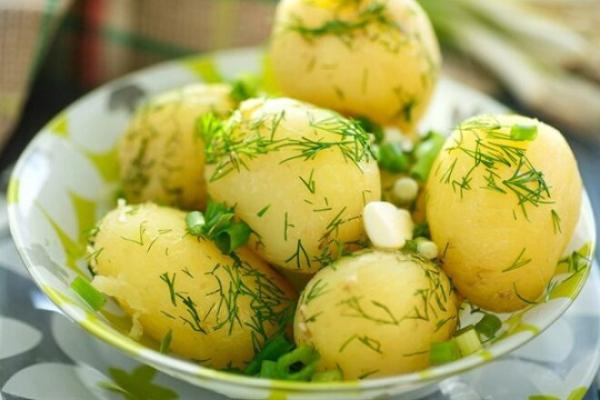 Молодой картофель в масле с чесноком и зеленью, рецепт с фото - просто,вкусно - фоторецепт пошагово