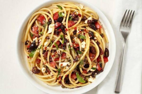 Спагетти с соусом из анчоусов, оливок и каперсов, рецепт с фото