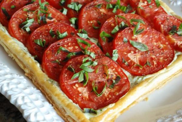Пирог из слоеного теста с помидорами и базиликом - просто,вкусно - фоторецепт пошагово