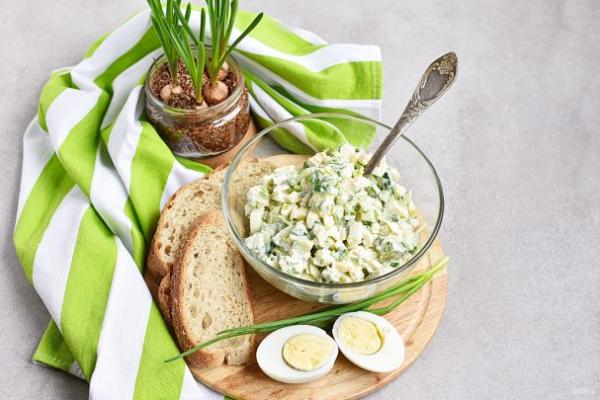 Салат из яиц и зеленого лука - просто,вкусно - фоторецепт пошагово