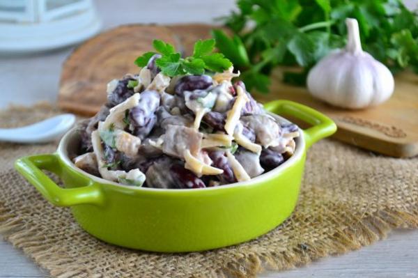 Салат с фасолью, грибами и сухариками - просто,вкусно - фоторецепт пошагово