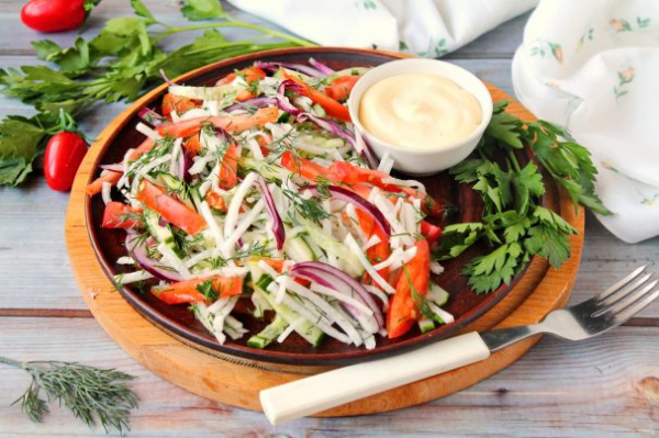 Салат с дайконом, огурцом и помидором - просто,вкусно - фоторецепт пошагово