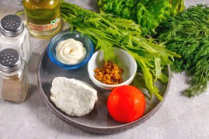 Салат с рукколой и адыгейским сыром
